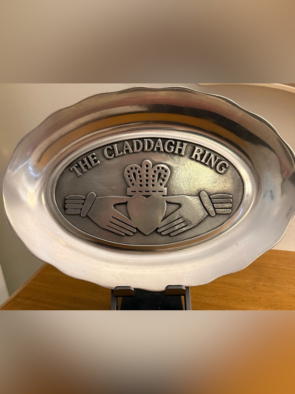Pewtarex Oval metal plate with CLADDAGH design